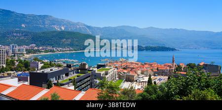 Vista panoramica della baia di Budva, una famosa località turistica sulla Riviera montenegrina lungo la costa del mare Adriatico Foto Stock