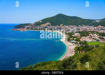 Vista aerea della spiaggia di Budva, una famosa località turistica sulla Riviera montenegrina lungo la costa del mare Adriatico Foto Stock