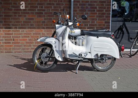 29.04.2025 ciclomotori Simson Deutschland/ Sachsen Anhalt/ Altmark/ Altmarkkreis Salzwedel/ Stadt Klötze/ Hegefeld/ vor einem Supermarkt abgestellte Simson Schwalbe KR 51 und ein S 51 *** 29 04 2025 ciclomotori Simson Germania Sassonia Anhalt Altmark Altmarkkreis Salzwedel Stadt Klötze Hegefeld Simson Schwalbe KR 51 e un supermercato S 51 parcheggiato di fronte Foto Stock