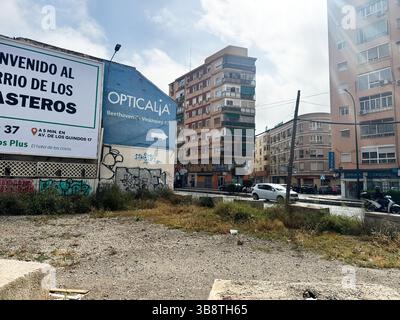Malaga, Spagna - 2 maggio 2025: Paesaggio urbano con edifici residenziali, cartelli stradali e un terreno vuoto a Malaga, Spagna Foto Stock