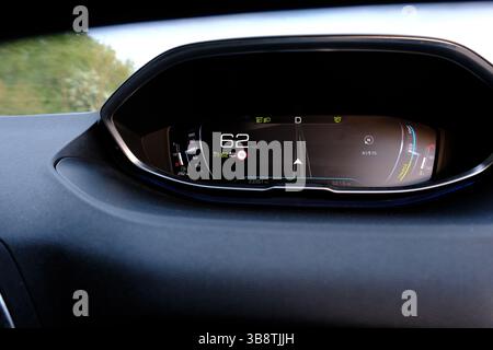 07 MAGGIO 2025 - Londra, Regno Unito - Vista ravvicinata del cruscotto e del quadro strumenti di un'auto che mostra la velocità e i dettagli di navigazione. Foto Stock