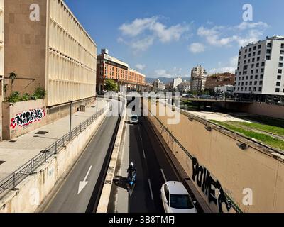 Malaga, Spagna - 2 maggio 2025: Vista sulla strada della città di Malaga con veicoli, edifici moderni e un'atmosfera vivace Foto Stock