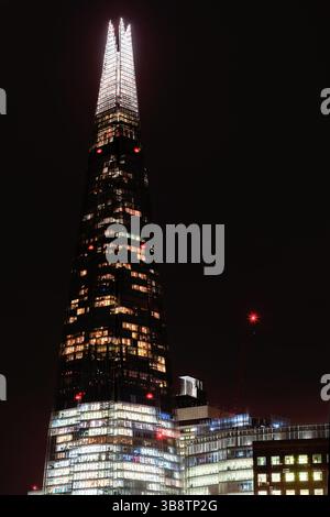 Lo Shard illuminato di notte a Londra Foto Stock