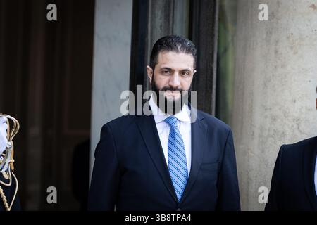 Parigi, Francia. 7 maggio 2025. Ahmed al-Sharaa, presidente ad interim della Siria, visto all'ingresso del Palazzo Presidenziale Elysee durante l'incontro. Il presidente francese ha incontrato Ahmed al-Sharaa, presidente ad interim siriano all'Elysee Presidential Palace di Parigi. Questa è stata la prima visita di Ahmed al-Sharaa in un paese europeo come leader del governo di transizione, dopo la caduta del regime di Assad a dicembre. (Foto di Telmo Pinto/SOPA Images/Sipa USA) credito: SIPA USA/Alamy Live News Foto Stock