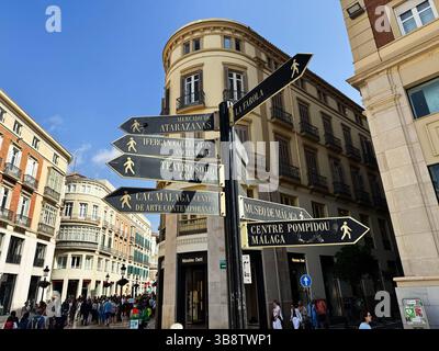 Malaga, Spagna - 2 maggio 2025: Ambientazione urbana a Malaga con indicazioni direzionali per musei e attrazioni. Foto Stock