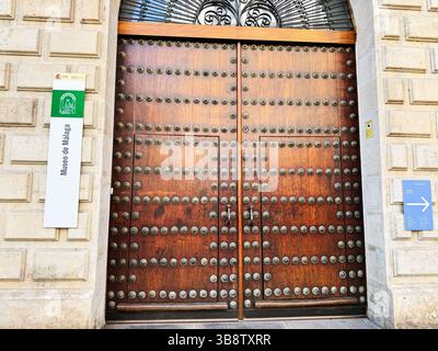 Malaga, Spagna - 2 maggio 2025: Elegante porta in legno con minuziosa lavorazione del ferro al Museo de Málaga, Malaga, Spagna Foto Stock