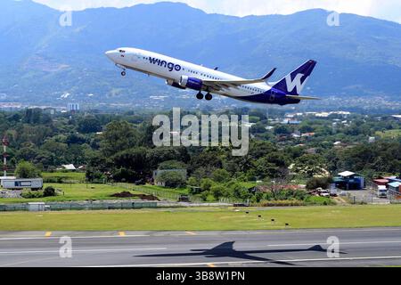 1° ottobre 2021: 01/10/2021 Alajuela. Controladores aÃÂ©reos del Aeropuerto Juan SantamarÃÂ­a. Alertan sobre falta de personal capacitado para cubrir a cabalidad con la delicada tarea de controlar el trÃÂfico aÃÂ©reo. Llegada y salida de aviones y todo lo relacionado con la pista de aterrizaje, desde la torre de control. AviÃÂ³n de la aerolÃÂ­nea Wingo, en pleno despegue. (Immagine di credito: © Rafael Pacheco Granados/la Nacion via ZUMA Press) Foto Stock