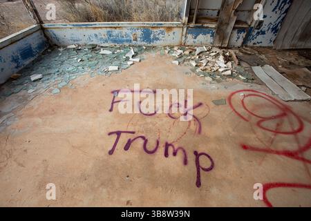 10 febbraio 2024, Glen Rio, Texas, Stati Uniti: 9 febbraio 2024. Graffiti copre una stazione di servizio abbandonata nel desolato tratto della Interstate 40 vicino a Glen Rio, Texas e al confine con il nuovo Messico. (Immagine di credito: © Ralph Lauer/ZUMA Press Wire) Foto Stock
