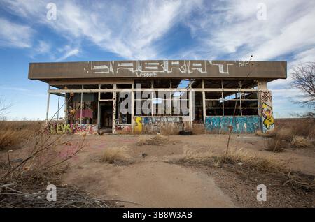 10 febbraio 2024, Glen Rio, Texas, Stati Uniti: 9 febbraio 2024. Graffiti copre una stazione di servizio Chevron abbandonata nel desolato tratto della Interstate 40 vicino a Glen Rio, Texas, vicino al confine con il nuovo Messico. (Immagine di credito: © Ralph Lauer/ZUMA Press Wire) Foto Stock