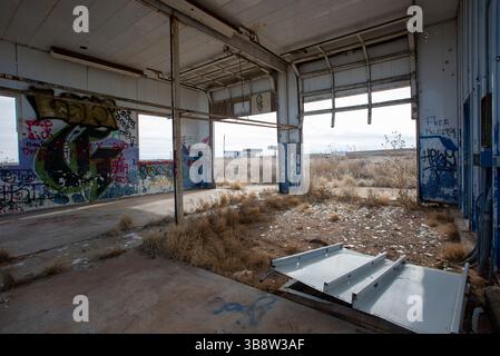 10 febbraio 2024, Glen Rio, Texas, Stati Uniti: 9 febbraio 2024. Graffiti copre una stazione di servizio abbandonata nel desolato tratto della Interstate 40 vicino a Glen Rio, Texas e al confine con il nuovo Messico. (Immagine di credito: © Ralph Lauer/ZUMA Press Wire) Foto Stock