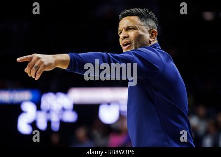 14 febbraio 2024: Il capo-allenatore della Georgia Tech Damon Stoudamire dirige la sua squadra durante la partita di basket NCAA tra i Georgia Tech Yellow Jackets e i Notre Dame Fighting Irish al Purcell Pavilion al Joyce Center di South Bend, Indiana. John Mersits/CSM. (Immagine di credito: © John Mersits/CSM tramite ZUMA Press Wire) Foto Stock
