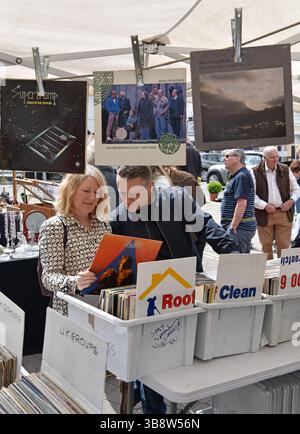 Persone che navigano in vinile presso Alresford Brocante (mercato delle pulci), Alresford, Hampshire, Regno Unito Foto Stock