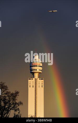 Rainbow, aereo che vola sopra la Henninger Tower a Francoforte-Sachsenhausen, ex silo di grano della fabbrica di birra Henninger, Francoforte sul meno, Assia, G. Foto Stock