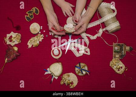Giocattoli di natale e decorazioni, fatta a mano con i bambini con le mani in mano Foto Stock