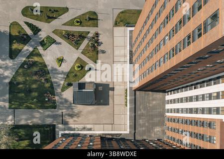 Vista dall'alto dei droni degli splendidi e moderni appartamenti nell'area residenziale della città. Vista aerea dall'alto verso il basso su moderni appartamenti a più piani con bea Foto Stock