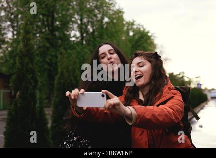 Amici felici che camminano per la città Foto Stock