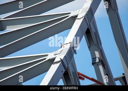 12 maggio 2024, Dundalk, MD, Stati Uniti d'America: I lavoratori collocano cariche esplosive su pezzi delle rimanenti capriate d'acciaio dal crollato Francis Scott Key Bridge per accelerare la rimozione, 12 maggio 2024, vicino a Dundalk, Maryland. Il ponte è stato colpito dalla nave container MV Dali da 984 piedi il 26 marzo e crollò uccidendo sei lavoratori. (Immagine di credito: © Christopher Rosario/U.S. Army/Planet Pix tramite ZUMA Press Wire) Foto Stock