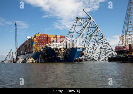 12 maggio 2024, Dundalk, MD, Stati Uniti d'America: Le chiatte di salvataggio continuano a rimuovere capriate d'acciaio e detriti dalla prua della nave da carico M/V Dali, dal crollato Francis Scott Key Bridge, 12 maggio 2024, vicino a Dundalk, Maryland. Il ponte è stato colpito dalla nave container MV Dali da 984 piedi il 26 marzo e crollò uccidendo sei lavoratori. (Immagine di credito: © Christopher Rosario/U.S. Army/Planet Pix tramite ZUMA Press Wire) Foto Stock