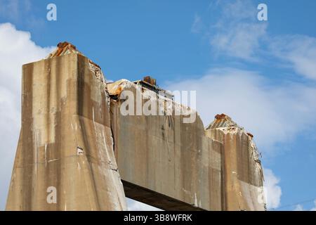 12 maggio 2024, Dundalk, MD, Stati Uniti d'America: La cima del molo 18, uno dei supporti di cemento, dal crollato Francis Scott Key Bridge, 12 maggio 2024, vicino a Dundalk, Maryland. Il ponte è stato colpito dalla nave container MV Dali da 984 piedi il 26 marzo e crollò uccidendo sei lavoratori. (Immagine di credito: © Christopher Rosario/U.S. Army/Planet Pix tramite ZUMA Press Wire) Foto Stock