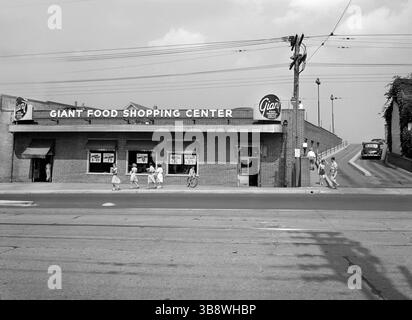 21 ottobre 2022, Washington, DC, USA: Scena di strada, clienti esterni al centro commerciale Giant Food, Wisconsin Avenue, Washington, D.C., USA, Marjory Collins, U.S. Office of War Information, giugno 1942 (immagine di credito: © JT Vintage via ZUMA Press Wire) Foto Stock