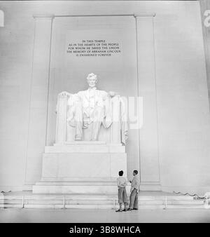 5 febbraio 2024, Washington, DC, USA: Due ragazzi che ammirano Lincoln Memorial, Washington, D.C., USA, Marjory Collins, U.S. Office of War Information, maggio 1942 (immagine di credito: © JT Vintage via ZUMA Press Wire) Foto Stock