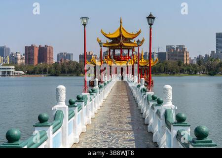 Pagoda Cinese sul complesso dei padiglioni Primavera e Autunno, Lotus Pond, Kaohsiung, Taiwan. Foto Stock