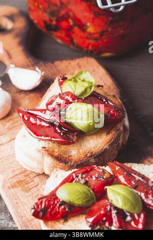 Bruschetta con pomodori secchi e le foglie di basilico e aglio Foto Stock