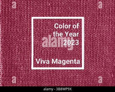 Maglia magenta viva come sfondo tessile. Maglia magenta rossa. Concetto Color of the Year 2023 Foto Stock