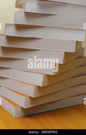 Una pila di libri sul desktop dell'ufficio. Chiudere le pagine di carta Foto Stock