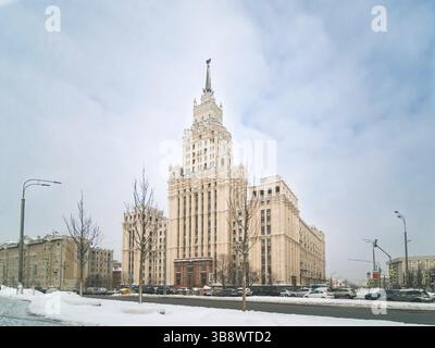 Vista invernale di neo-classica di Stalin era alto edificio sul cancello rosso Square Garden Ring Road a Mosca. La Russia. Spazio di copia Foto Stock