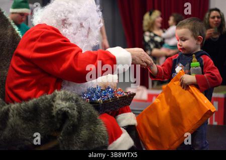 Francia Digione : le père Noël rouge distribue les cadeaux lors de l'évènement des Pères Noël verts organisé par le Secours Populaire francese Foto Stock