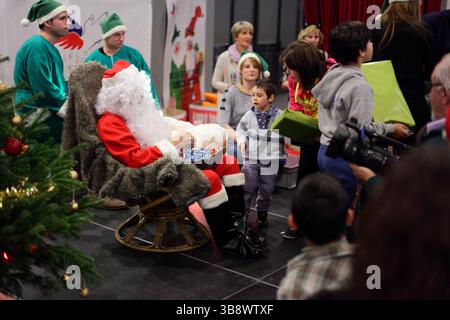 Francia Digione : le père Noël rouge distribue les cadeaux lors de l'évènement des Pères Noël verts organisé par le Secours Populaire francese Foto Stock