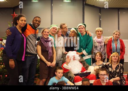 Francia Digione : le père Noël rouge distribue les cadeaux lors de l'évènement des Pères Noël verts organisé par le Secours Populaire francese Foto Stock