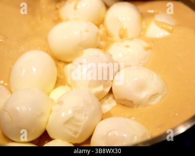 Uova sode sbucciate preparate per un piatto con uova di senape. Splendidamente visualizzato, ideale per la fotografia di cibo, l'ispirazione per ricette o sfondi creativi. Foto Stock