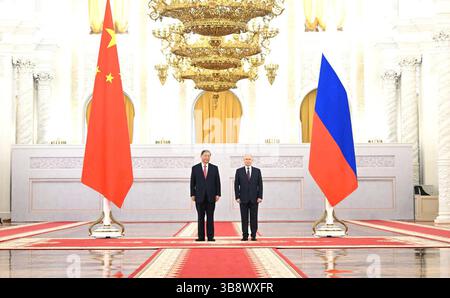Il presidente russo Vladimir Putin incontra il presidente cinese Xi Jinping il presidente russo Vladimir Putin, incontra il presidente cinese Xi Jinping al Cremlino l'8 maggio 2025. Foto del Presidente dell'Ufficio Russia Apemiages. Russia Russia Federazione Russa 0805 Russia APA 00 Copyright: XapaimagesxPresidentxofxRussiaxOfficexxapaimagesx Foto Stock