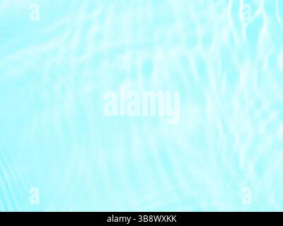 Ondulazione acqua texture su sfondo blu piscina. Ombra di acqua sulla luce solare. Mockup per prodotti, spa o viaggi di background. Superficie acqua blu marmo AS Foto Stock