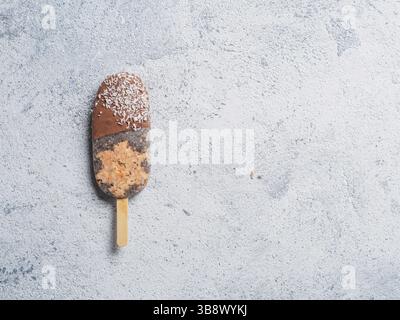 Popolsicolo Chia con torta di carote crude e cioccolato su sfondo grigio. Ricetta sana e idea gelato di papsicle vegane fatte in casa. Idea di dessert di Pasqua. C Foto Stock