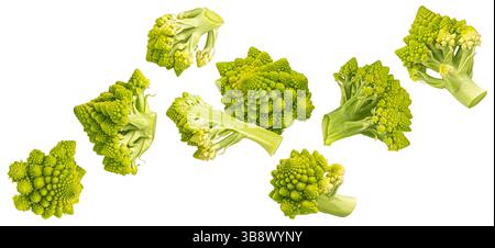Fette di cavolo romanesco cadenti isolate su sfondo bianco con percorso di ritaglio Foto Stock