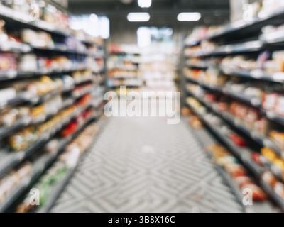 Abstract supermercato sfocata corsia con ripiani colorati come sfondo Foto Stock