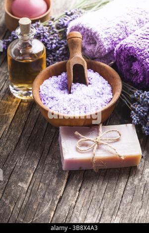 Lavanda spa - olio essenziale, seasalt, viola gli asciugamani e sapone artigianale Foto Stock