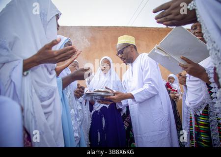 Donne musulmane che hanno completato l'Hajj pregando per l'ex leader del partito Wazalendo Zitto Kabwe nella sua casa nella città di Kigoma, Tanzania Foto Stock