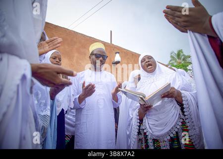 Donne musulmane che hanno completato l'Hajj pregando per l'ex leader del partito Wazalendo Zitto Kabwe nella sua casa nella città di Kigoma, Tanzania Foto Stock
