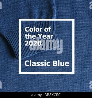 Felpa blu classico 2020 colore. Colore del 2020 concept per la moda e abbigliamento. Raccolto di quadrati Foto Stock