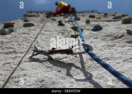 Guarda verso l'alto lungo una corda da arrampicata su una parete artificiale con un arrampicatore nella sfocatura, immagine simbolica, il centro di arrampicata DAV Mindelheim, Unterall Foto Stock