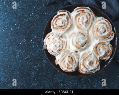 Pasticcini ideali e ricette: Perfetti panini alla cannella con condimento, vista dall'alto in padella. Panini di cannella svedesi Vegan Kanelbullar con spezie di zucca, toppi Foto Stock