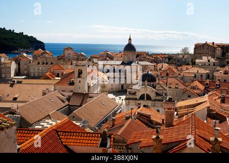 Il Mar Egeo e la città vecchia di Dubrovnik dalle mura della città in Croazia. Foto Stock