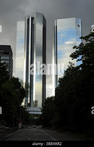 Nuvole oscure su Deutsche Bank nel distretto bancario, Francoforte sul meno, Assia, Germania, Europa Foto Stock