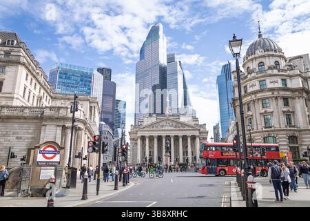 Londra, Inghilterra - 19 aprile 2025: Bank Junction nella City di Londra a metà giornata Foto Stock