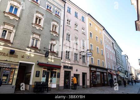 Salisburgo, Austria - 2 aprile 2025: Linzer Gasse, via dello shopping con gente nel centro storico di Salisburgo, Austria Foto Stock