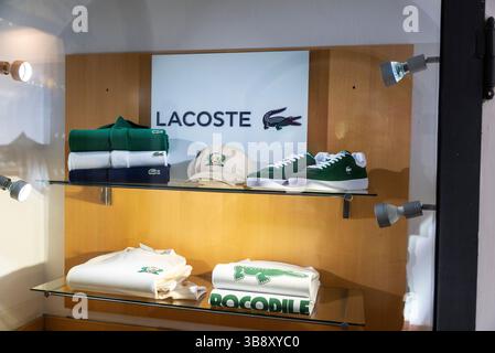 Salisburgo, Austria - 2 aprile 2025: Esposizione di Lacoste, negozio di abbigliamento di lusso in una strada commerciale di Salisburgo, Austria Foto Stock